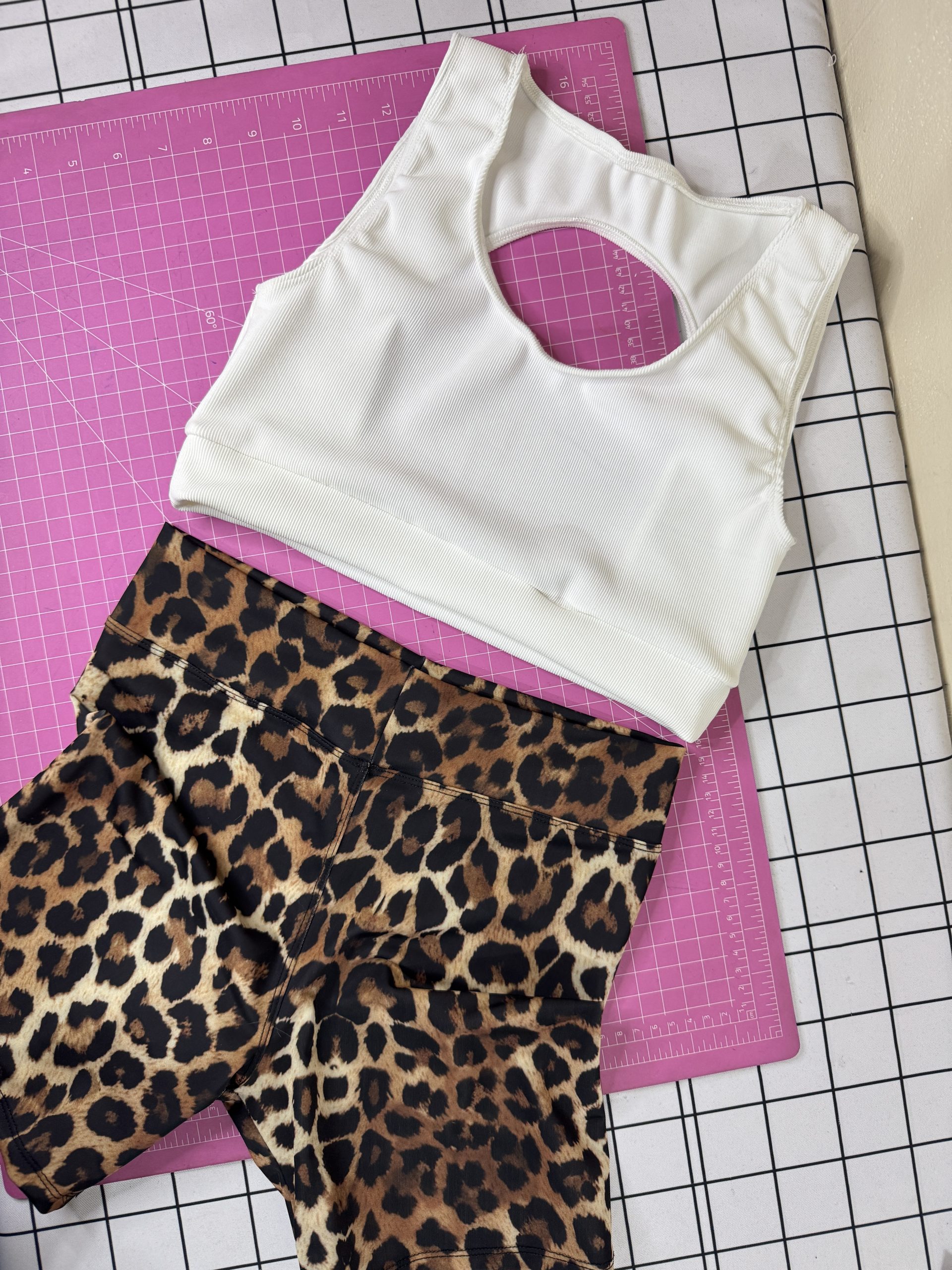 Conjunto Top deportivo espalda abierta+ Calza Biker - Imagen 9